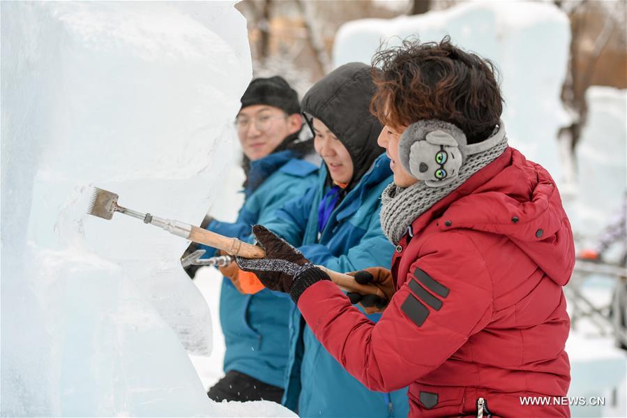 CHINA-HEILONGJIANG-HARBIN-ICE SCULPTURE-COMPETITION (CN)