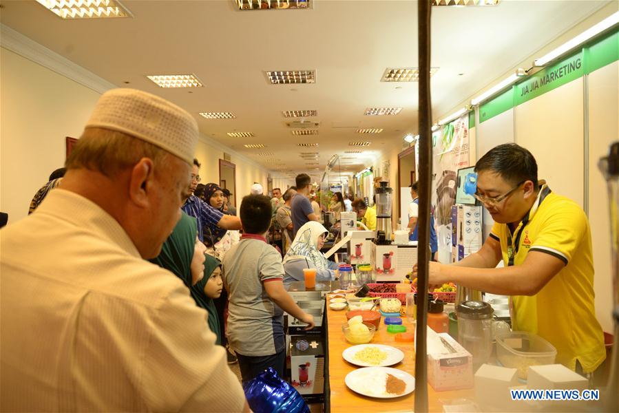 BRUNEI-BANDAR SERI BEGAWAN-CONSUMER FAIR-VISITORS