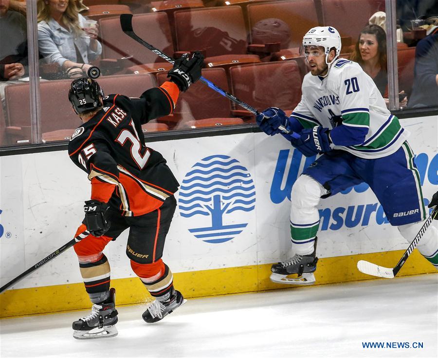 (SP)U.S.-ANAHEIM-NHL-DUCKS-CANUCKS