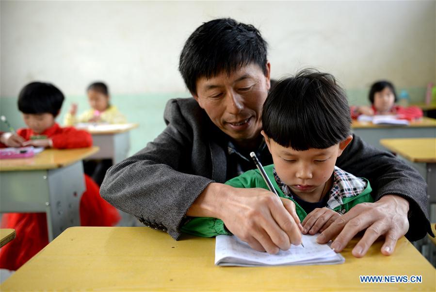 CHINA-SHAANXI-STAY-BEHIND TEACHER COUPLE (CN)