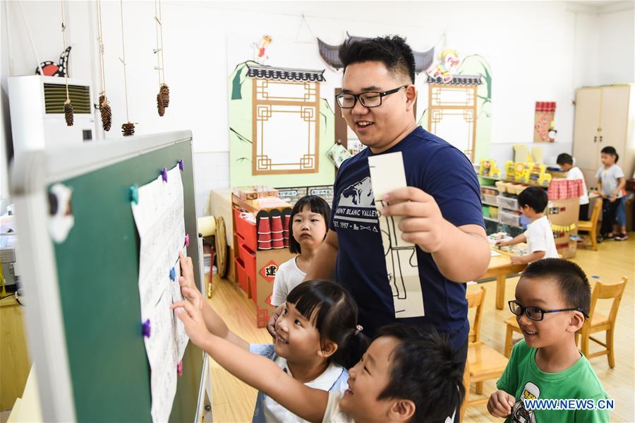 CHINA-JIANGSU-NANJING-KINDERGARTEN-MALE TEACHER (CN)