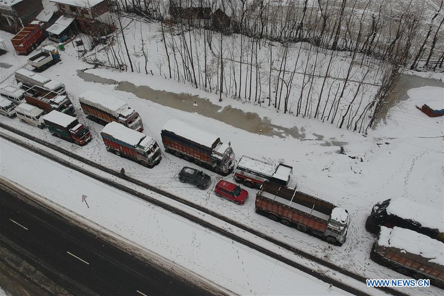 KASHMIR-SRINAGAR-SNOWFALL-LANDSLIDES-CLOSED HIGHWAY