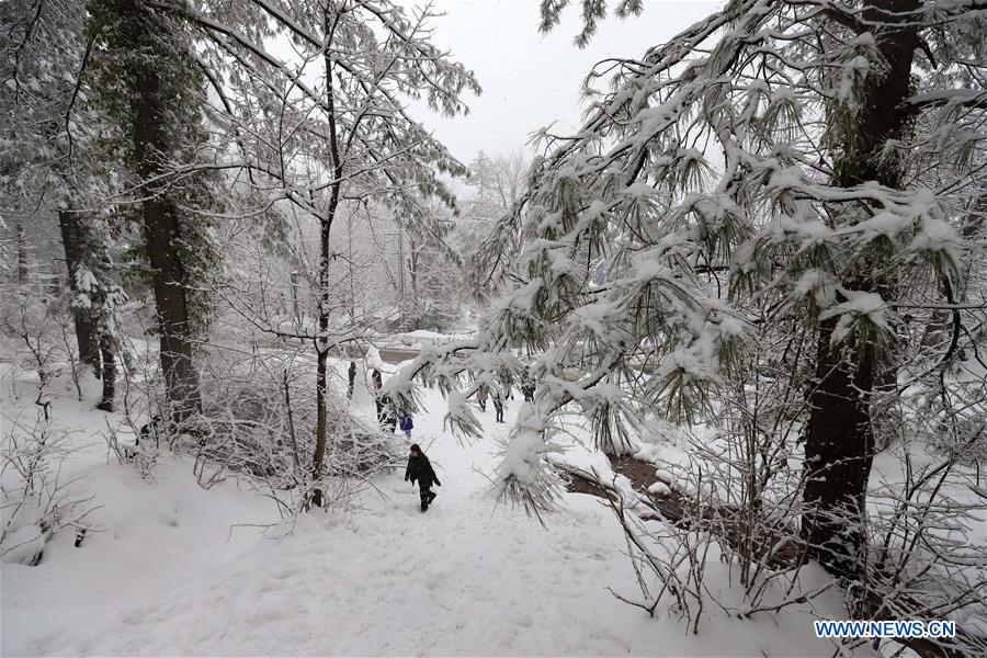 PAKISTAN-MURREE-HEAVY SNOWFALL-TOURISTS