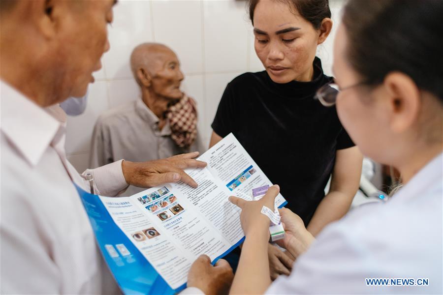 CAMBODIA-KAMPONG CHAM-CHINESE MEDICAL WORKERS-CATARACT-TREATMENT