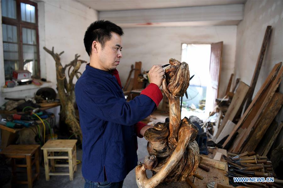 CHINA-ANHUI-JINGXIAN-WOODCARVING (CN)