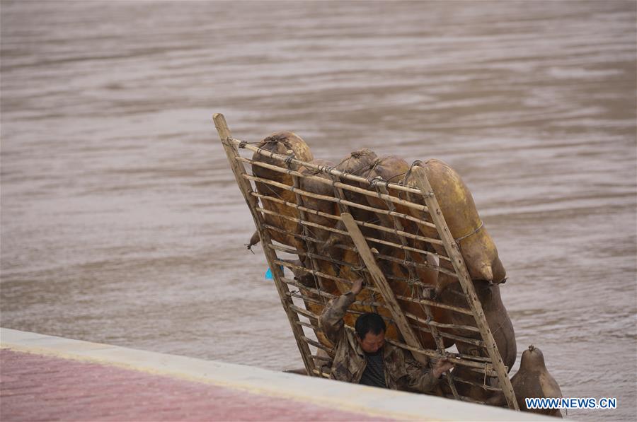 CHINA-GANSU-YELLOW RIVER-SHEEPSKIN RAFT (CN)