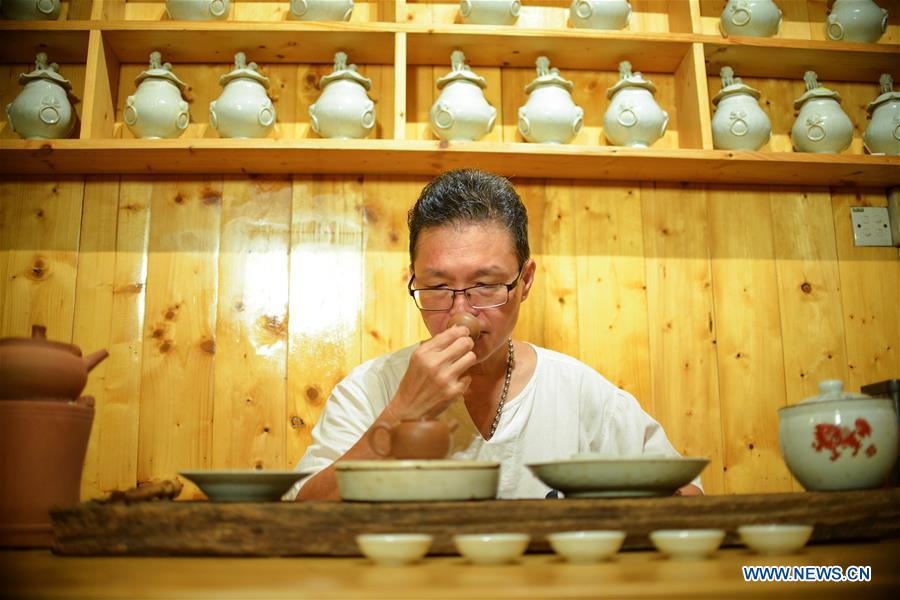 MALAYSIA-KUALA LUMPUR-TEA MASTER