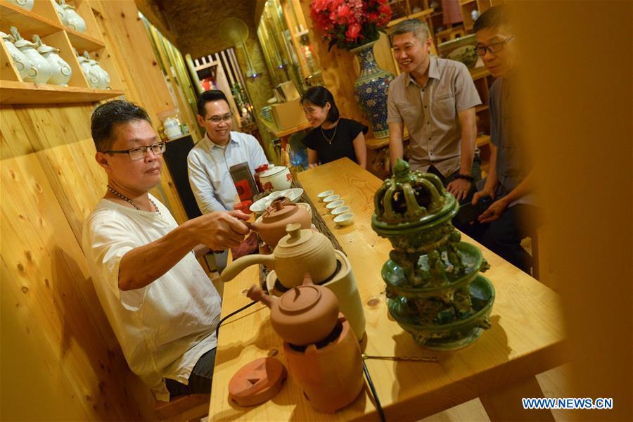 MALAYSIA-KUALA LUMPUR-TEA MASTER