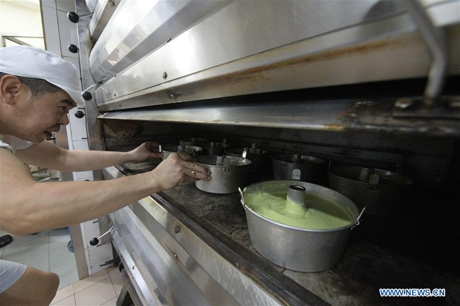 SINGAPORE-PANDAN CAKE-MAKING 