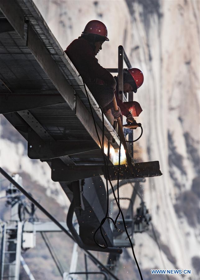 CHINA-SHAANXI-MOUNT HUASHAN-CABLEWAY MAINTENANCE (CN)