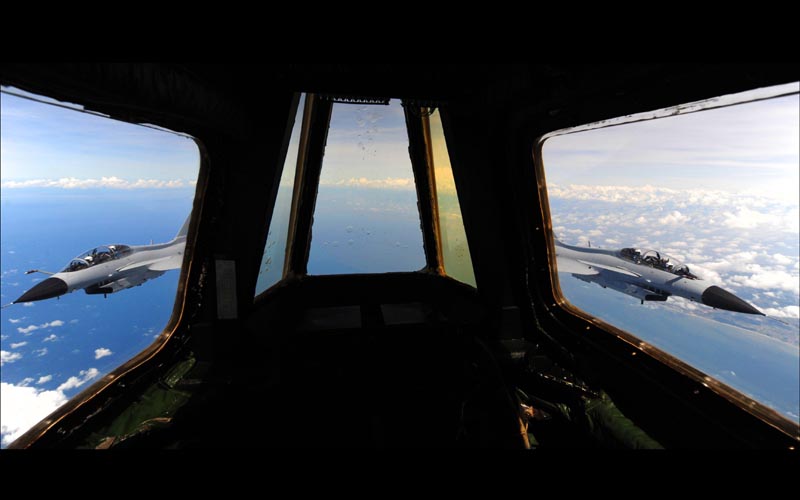 沈玲作品：广空航空兵部队新型战机海上加受油训练