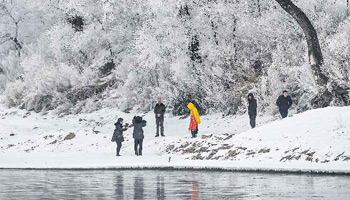 Visiters enjoy rime scenery in Jilin City, NE China