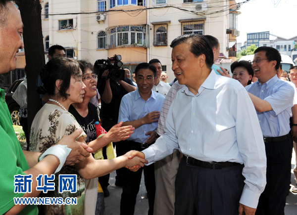 这是7月22日，刘云山在上海市普陀区桃浦镇莲花公寓居委会调研时同社区居民亲切握手。新华社记者 饶爱民 摄