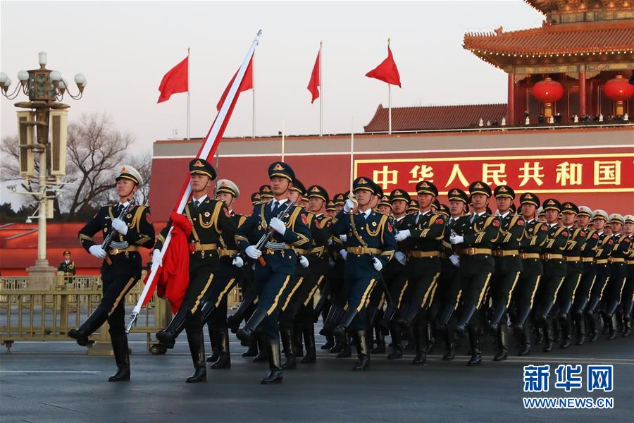 （社会）（3）人民解放军首次执行天安门广场升国旗任务