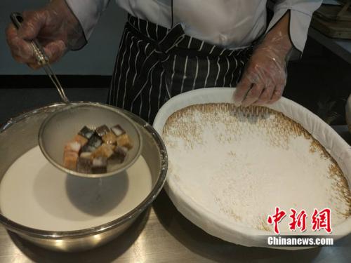 制作元宵时，首先要将馅料做好，沾上水，再投进盛满糯米粉的笸箩内摇。<a target='_blank'  ><p  align=