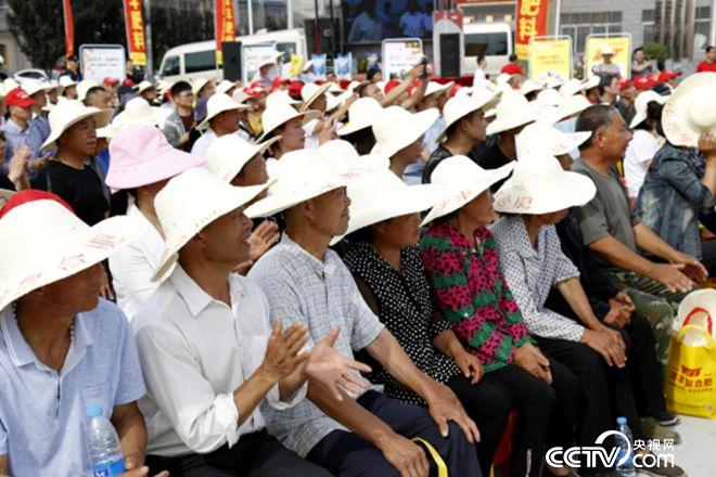 活动现场，农户们听讲很认真