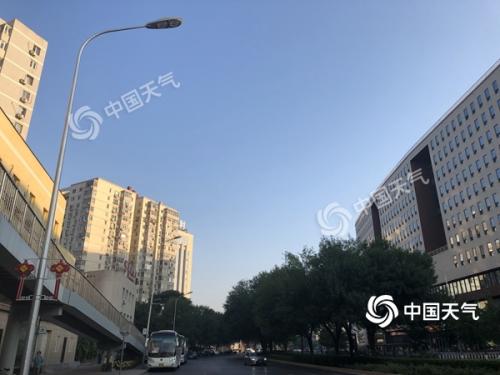 今晨北京天气晴朗，阳光明媚。（图/王晓）