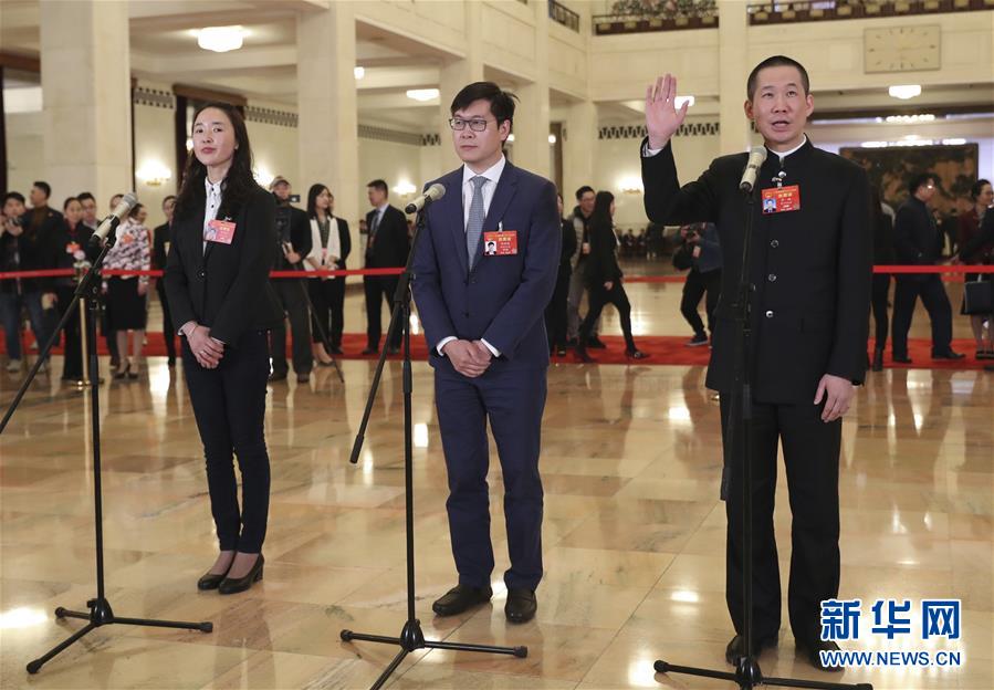 （两会·面对面）（11）全国人大代表接受采访