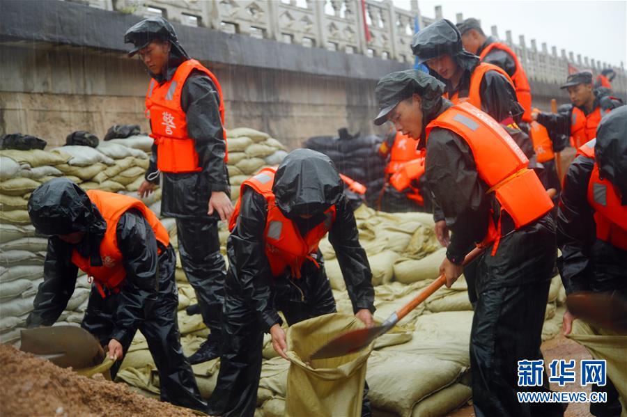 （防汛抗洪·图文互动）（1）洪水不退，子弟兵誓死不退——解放军和武警部队官兵参与洪涝灾害抢险救援记事