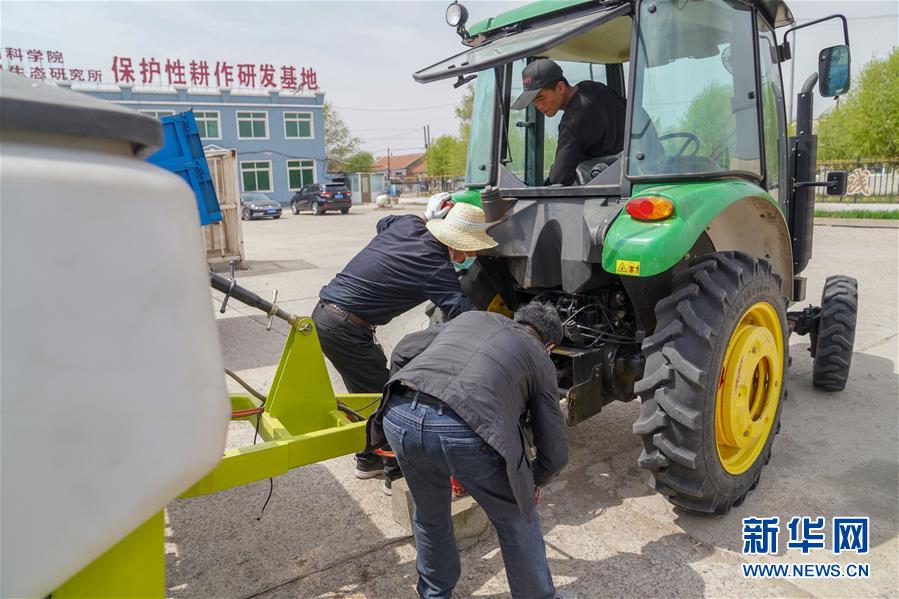 （在习近平新时代中国特色社会主义思想指引下——新时代新作为新篇章·习近平总书记关切事·图文互动）（10）让每一寸耕地都成为丰收的沃土——我国加强耕地?；ね平?ldquo;藏粮于地”