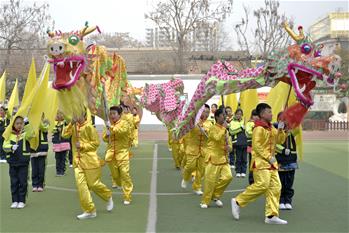 河北邢台：舞龙炫动校园