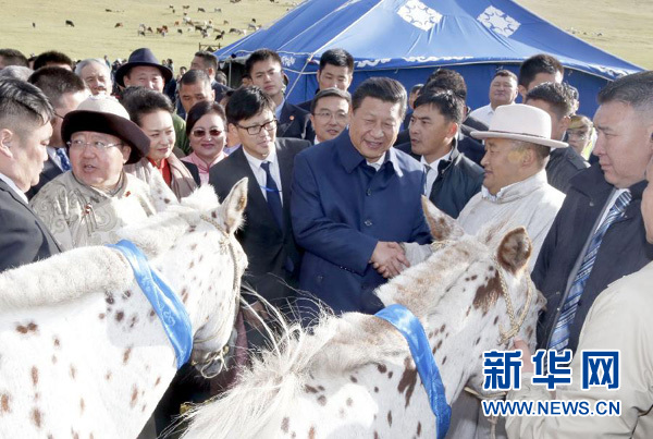 8月22日，国家主席习近平在蒙古国总统额勒贝格道尔吉陪同下前往乌兰巴托市郊观看那达慕。额勒贝格道尔吉向习近平夫妇赠送两匹蒙古马。习近平为两匹马分别取名阿尔泰和克鲁伦，寓意中蒙两国山水相连、睦邻友好。新华社记者 鞠鹏 摄