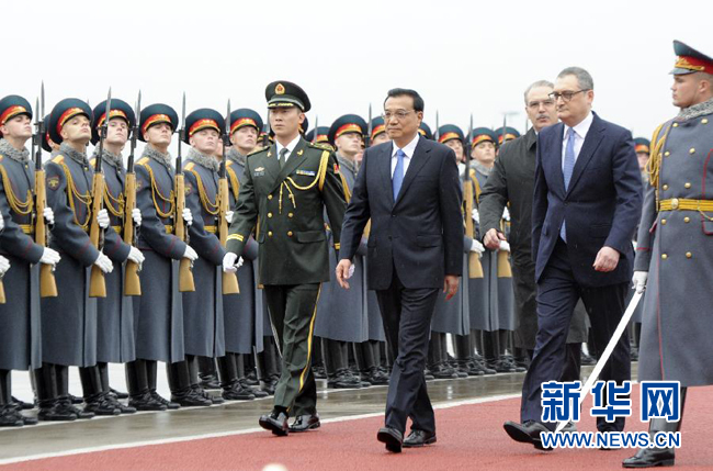 10月12日，中国国务院总理李克强乘专机抵达莫斯科，开始对俄罗斯进行正式访问并举行中俄总理第十九次定期会晤。俄方在机场举行隆重仪式，欢迎李克强总理。新华社记者 张铎 摄