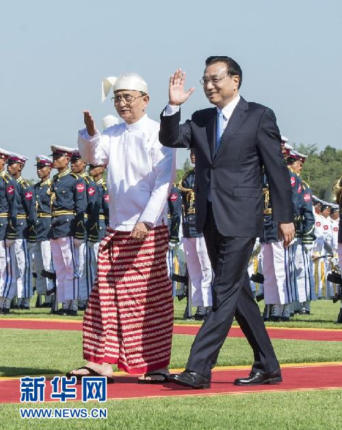 11月14日，中国国务院总理李克强在内比都同缅甸总统吴登盛举行会谈。这是会谈前，吴登盛在缅甸总统府前广场为李克强举行隆重的欢迎仪式。新华社记者 王晔 摄