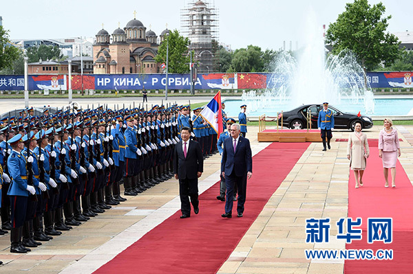 6月18日，国家主席习近平出席塞尔维亚总统尼科利奇在贝尔格莱德举行的隆重欢迎仪式。 新华社记者饶爱民摄