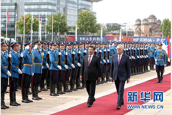 6月18日，国家主席习近平出席塞尔维亚总统尼科利奇在贝尔格莱德举行的隆重欢迎仪式。 新华社记者马占成摄