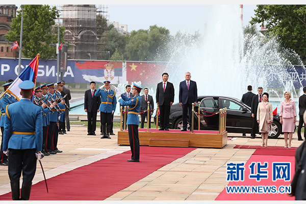  6月18日，国家主席习近平出席塞尔维亚总统尼科利奇在贝尔格莱德举行的隆重欢迎仪式。 新华社记者马占成摄