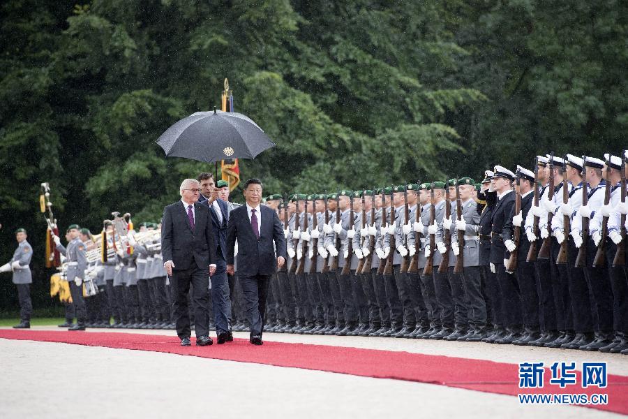 7月5日，国家主席习近平在柏林会见德国总统施泰因迈尔?；峒?，施泰因迈尔在总统府花园为习近平举行隆重欢迎仪式。 新华社记者 李学仁 摄