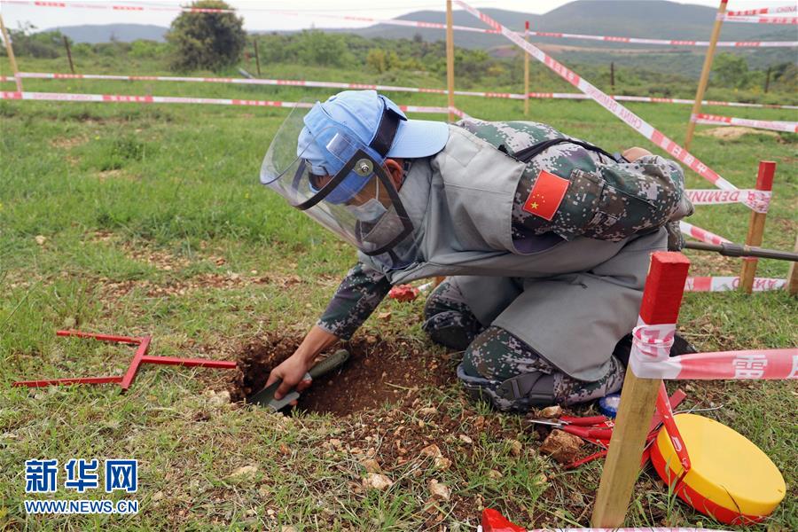 （国际·图文互动）（5）通讯：“中国式扫雷精准且高效”——记联黎官员视察中国维和官兵“蓝线”扫雷训练